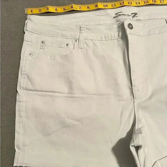 Seven7  rolled cuff White shorts size 24W comfort stretch material NWT women’s - Picture 3 of 4